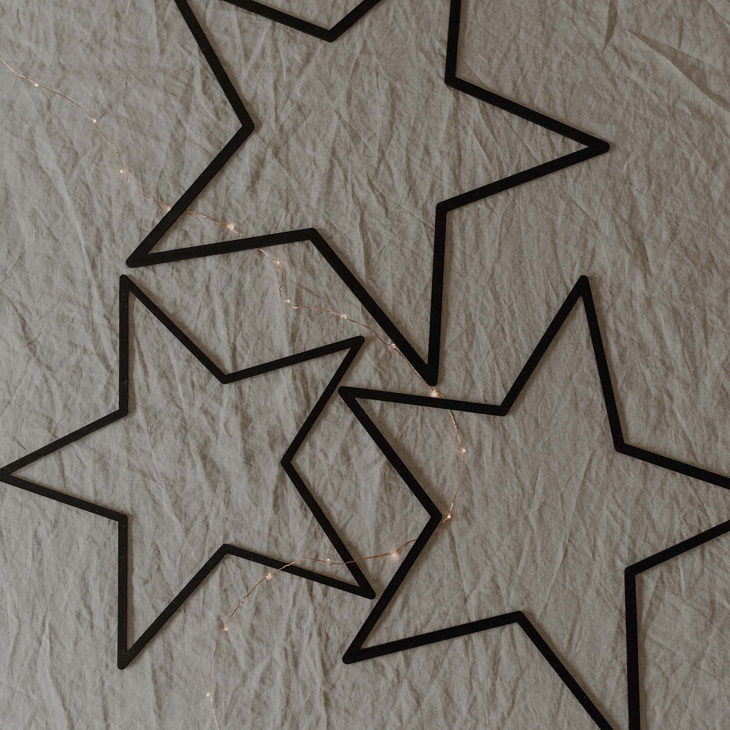 hz-102_sternkranz_schwarz_4_photocredits_maggymelzer Holzkranz Stern