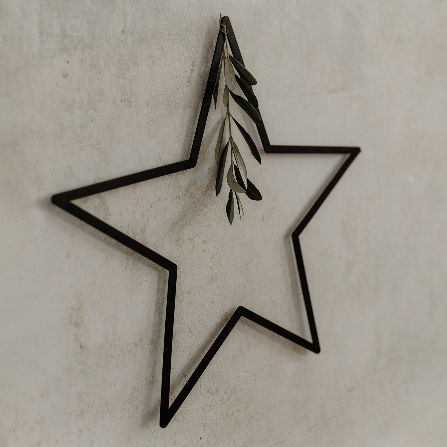 hz-102_sternkranz_schwarz_5_photocredits_maggymelzer Holzkranz Stern