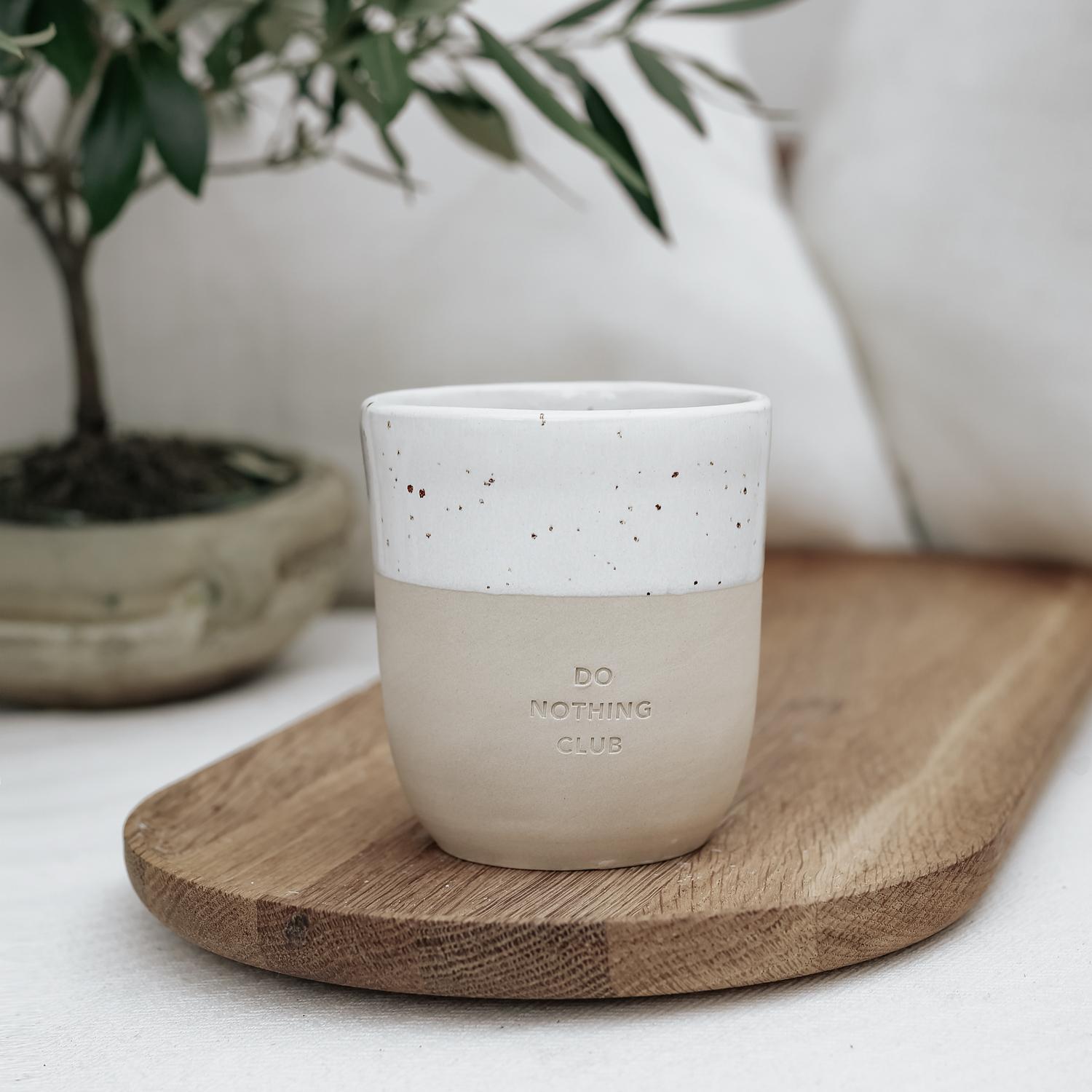 pot-029_donothingclub_photocredits_eulenschnitt_6 Becher Do Nothing Club