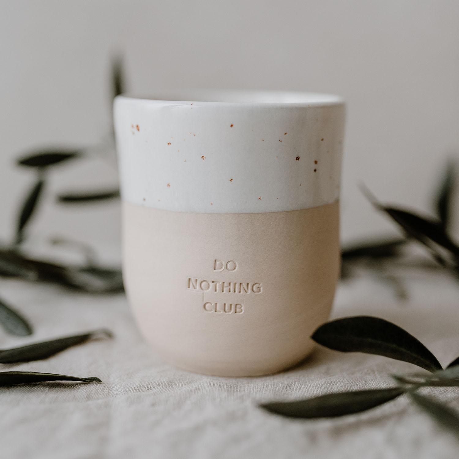 pot-029_donothingclub_photocredits_maggymelzer_2 Becher Do Nothing Club