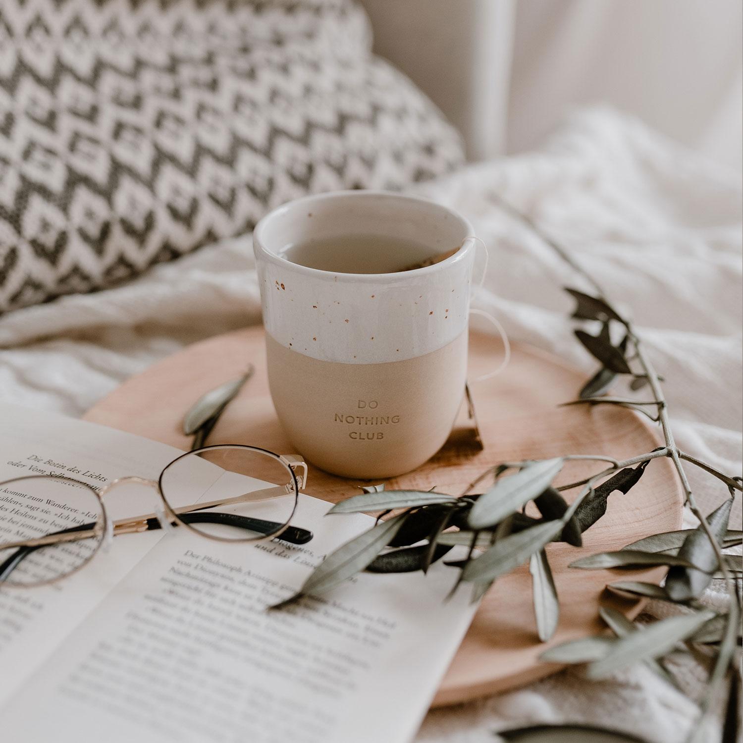 pot-029_donothingclub_photocredits_maggymelzer_3 Becher Do Nothing Club