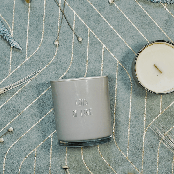 gl.co.lgry Kerze mit Holzdocht - Lots of Love