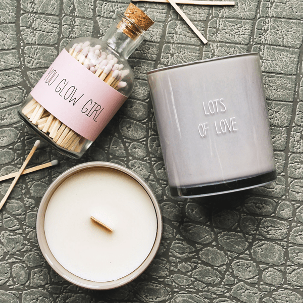 gl.co.lgry_3 Kerze mit Holzdocht - Lots of Love