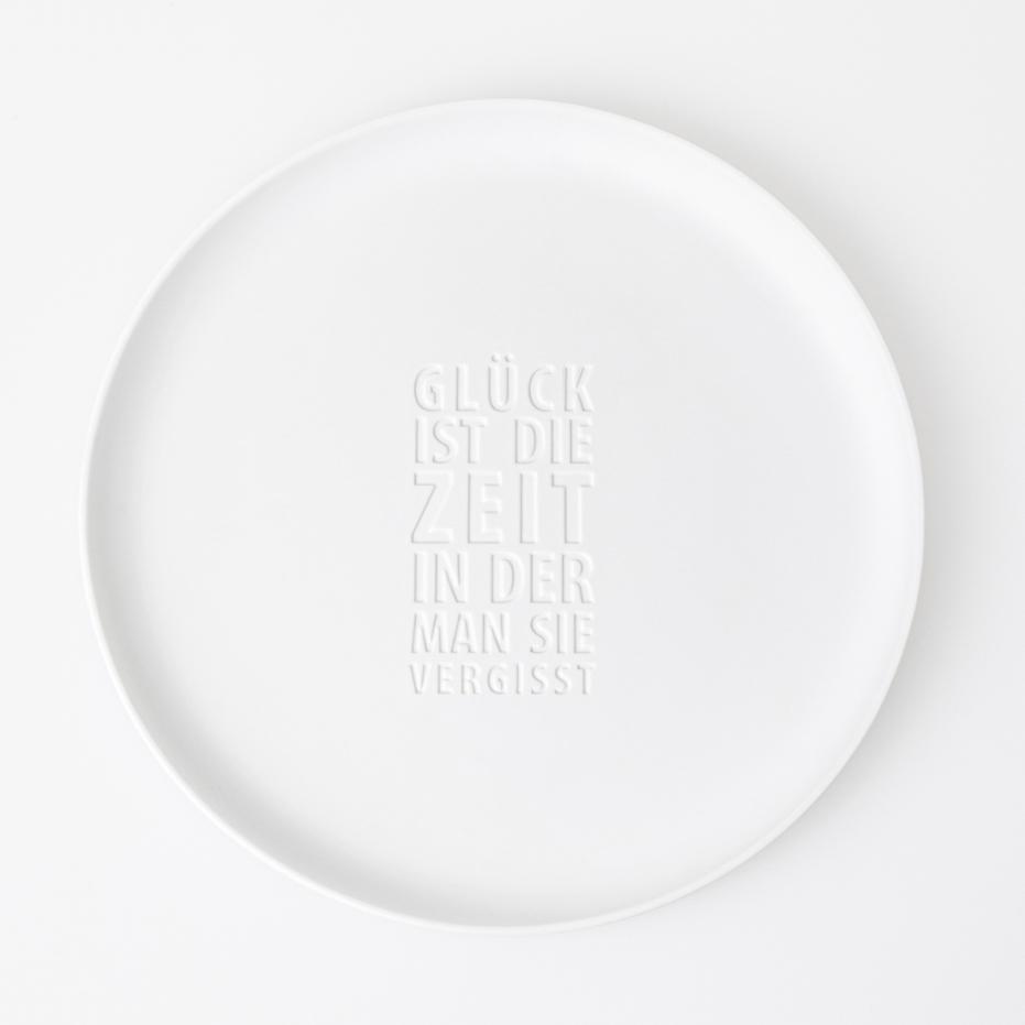 Glück ist die Zeit in der man sie vergisst. Die schöne Botschaft der Räder Schale unterstreicht, was wahres Glück bedeutet. Wenn man nicht auf die Uhr schaut und den Augenblick genießt, können es aus einem Moment in einem Wimpernschlag mal schnell mehrere Stunden werden und das ist das schönste Glück. Nutze die 3,5 x 35,5 cm Schale von Räder als dekorative Erinnerung an diese wichtige Sache oder dekoriere sie ganz nach Deinem Belieben!