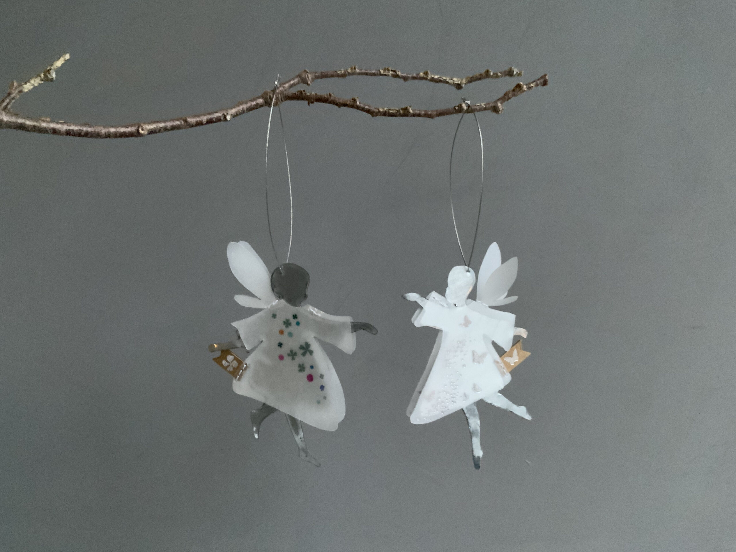 Zum Wünschen und Träumen, diese zauberhaften Wunschfee aus Papier in ihren feinem Kleidchen aus Transparentpapier mit filigranem Druck schwebt an Ästen und Fenstern und eröffnen einen Blick in eine Welt voller Wunder. Machen Sie Ihren Liebsten mit dieser Glücksfee eine kleine Überraschung und zaubern Sie Ihnen ein Lächeln ins Gesicht.