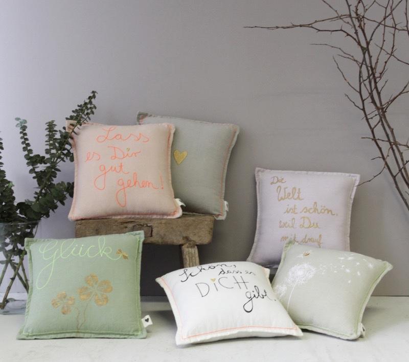 Goodoldfriends Mini Kissen Die Welt ist schön weil du mit drauf bist